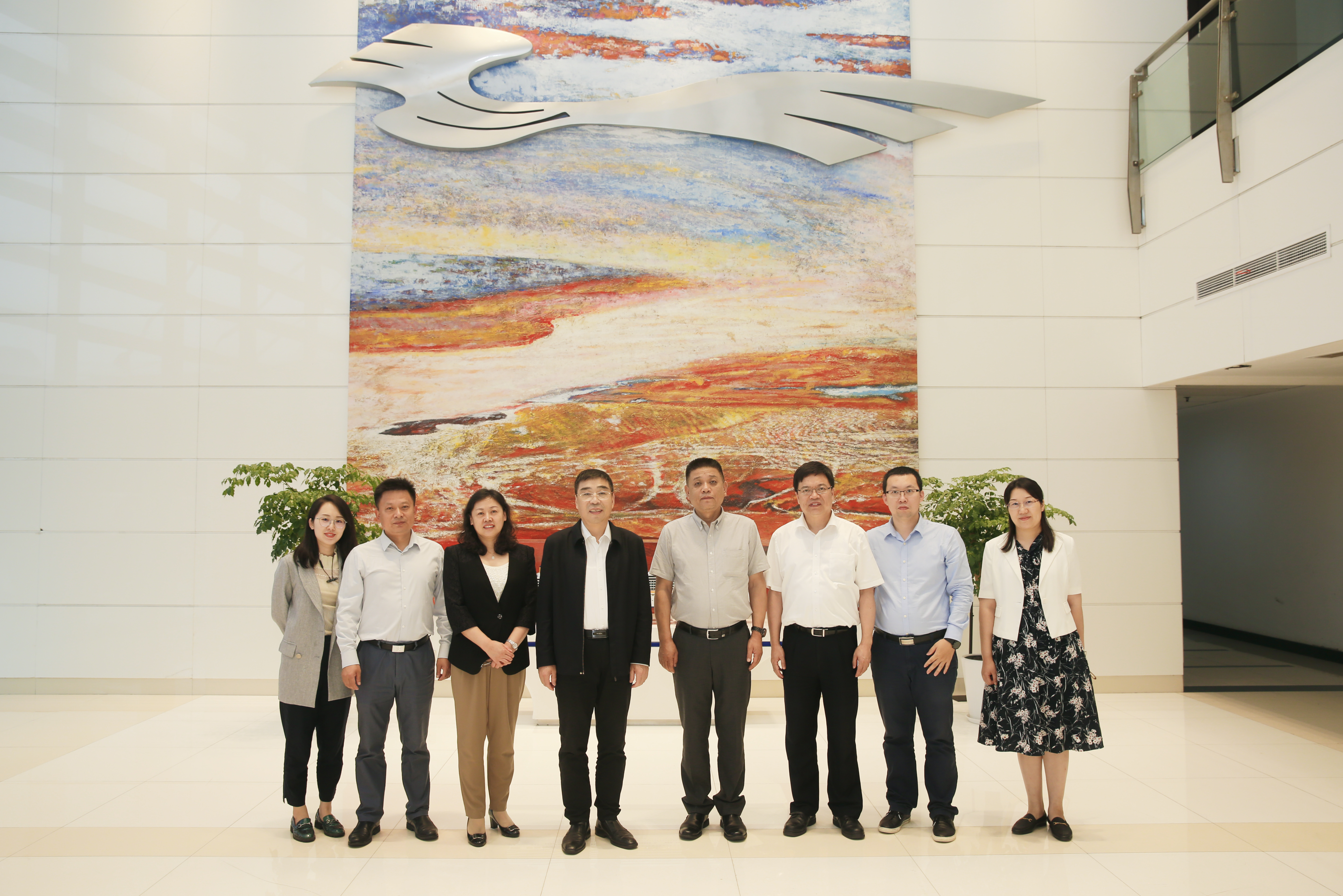 中心调研考察组与上海工程技术大学陪同同志合影